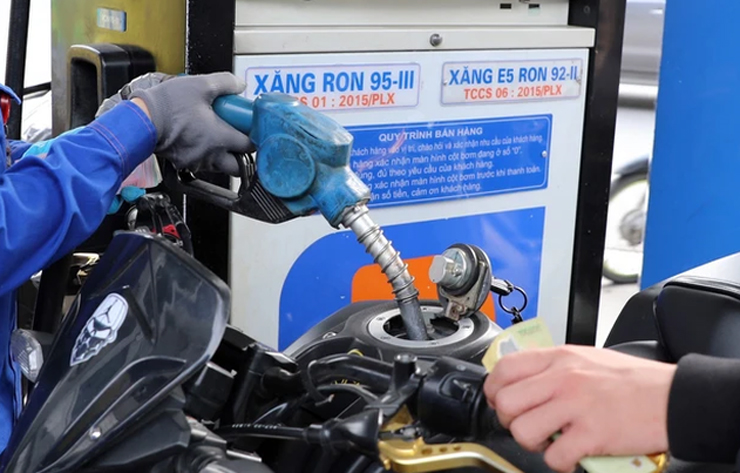 Từ chiều nay (8-4), giá xăng dầu đồng loạt giảm, dầu diesel giảm gần 2.000 đồng/lít